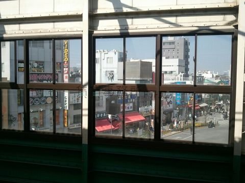 駅ホームからのロータリー