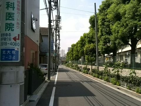 北大塚２丁目の裏路地、奥には都電荒川線の踏切があります