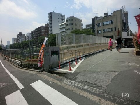 巣鴨橋　駅前の大通り沿いにあります。
