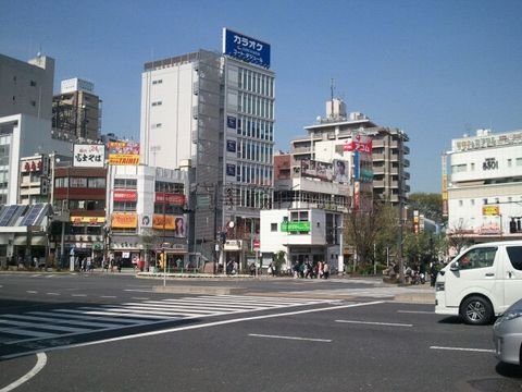 ロータリーは色んなお店が軒を連ねます