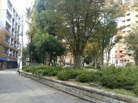 西池袋公園、この先には豊島税務署があります