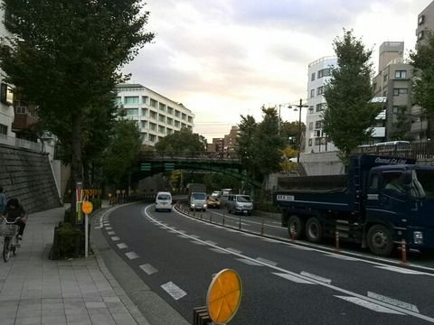 明治通りに架かる千登世橋
