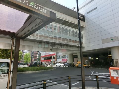 ロータリーがあり様々な店舗が建ち並びます