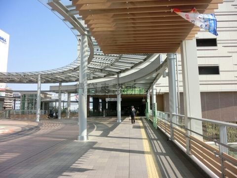 ロータリーと連絡する南口テラス