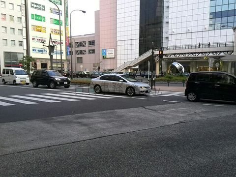 駅前の交差点の様子