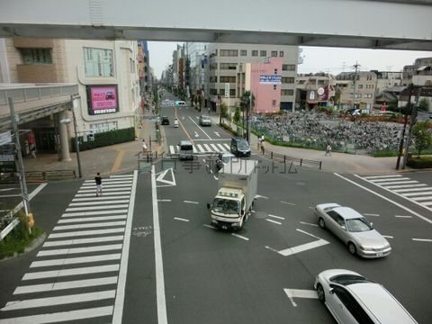 立川南通りの柴崎町三丁目交差点付近、駅直結デッキからの撮影です