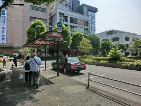 武蔵境駅南口ロータリー、タクシー乗り場です