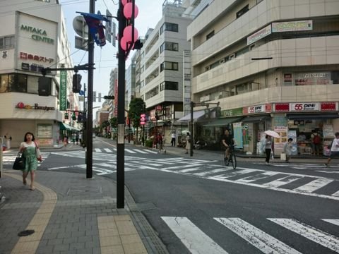 三鷹駅前交差点、中央通りの南方向です
