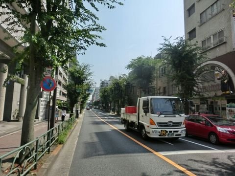 三鷹通りの三鷹駅南交差点付近、南方向