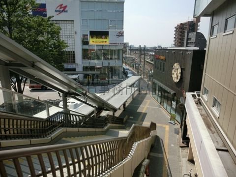ペデストリアンデッキから武蔵境方向へ降りる階段です