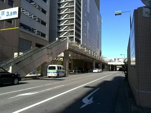 大国魂神社東交差点から府中駅北口へむかう道路です
