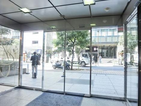 ガラス製自動ドア