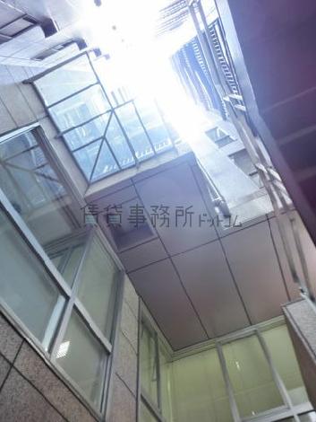 吹き抜け空間を見上げた様子