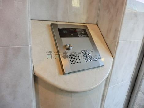 エレベーター前にインターフォンがございます