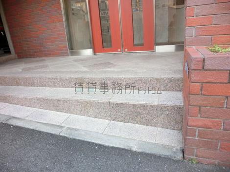 玄関の扉前の段差の様子