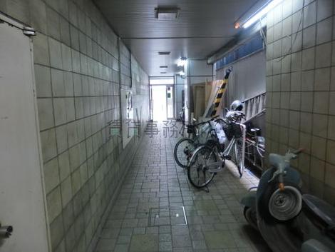 玄関まで距離があります