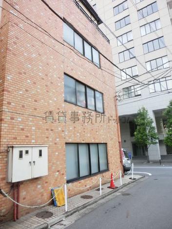 側面路地より正面の通りを撮影