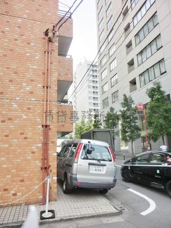 通りの交通量は多めです