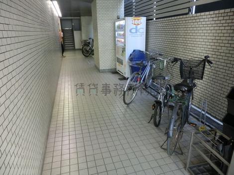 白いタイル調の玄関です