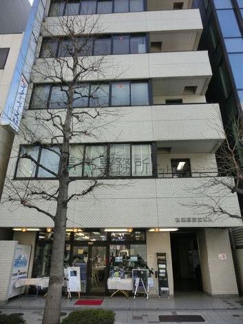 窓が多く造られたビルです