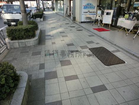 沿面の歩道は舗装されております