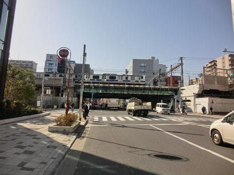 前面道路左手です