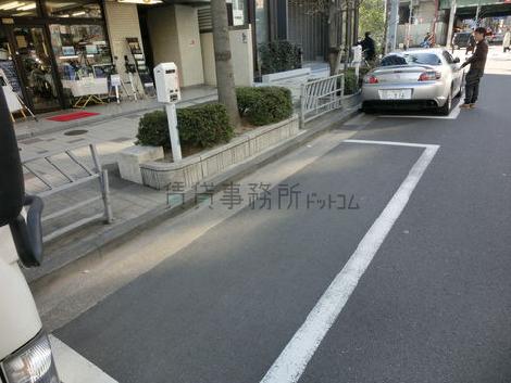 建物の目の前にコインパーキングがあります