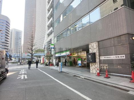 正面は青梅街道