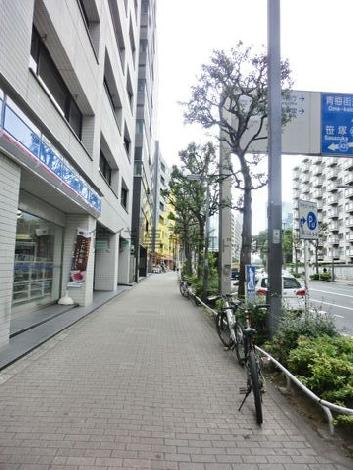 街路樹のある通り