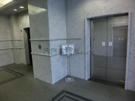 2基ずつ向き合って合計4基のエレベーターです