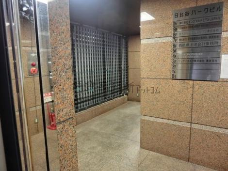 エレベーター内から見たエントランスです