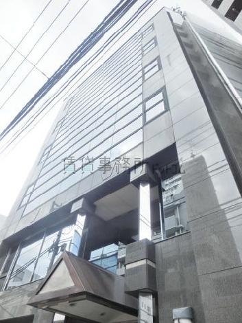 玄関前から見上げた外壁