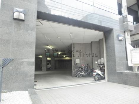 駐車場前
