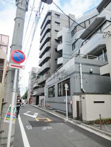 背面通り奥からのアングル