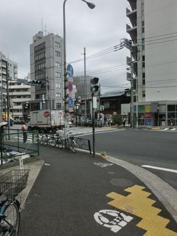 物件入り口付近から見た周辺です