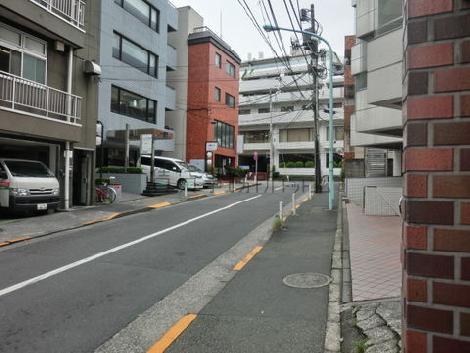 物件入り口付近から見た周辺です