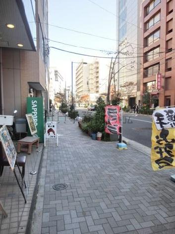 玄関前の舗装済み歩道
