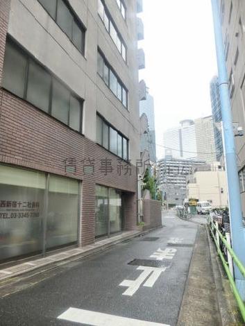 隣接する脇道