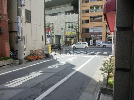 正面玄関前より、駅方面