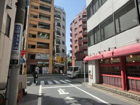 駅至近で人通りも多めです