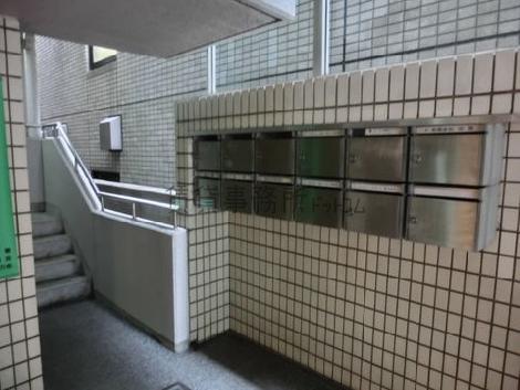 踊り場に集合ポストがあります