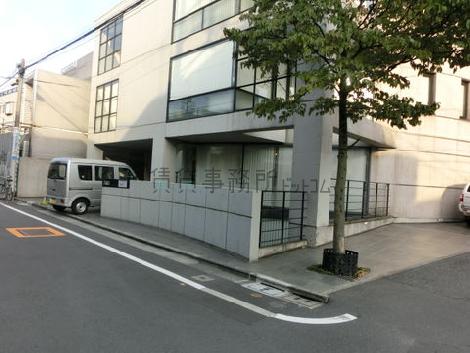 角地に建っています