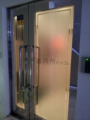 この先にエレベーターホールがございます