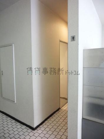 建物内入ってすぐの場所に男子トイレがあります