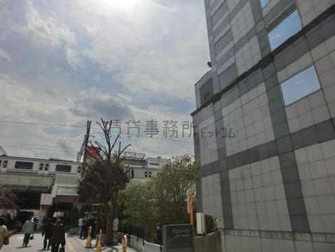 総武線の線路がすぐです