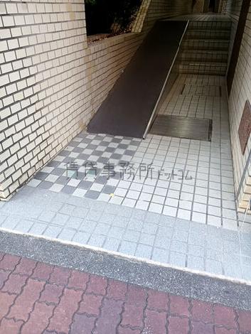 正面玄関前　段差