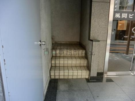 エントランス入口左手に外階段があります