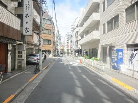 建物後方の路地の様子