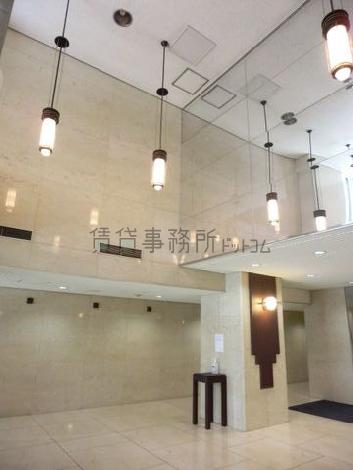 鏡面の壁面を採用