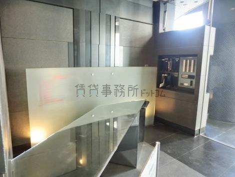 エントランス内はオシャレなデザインになっております